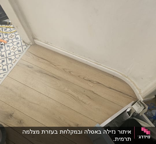 רצפת עץ ליד קיר עם מגירה פתוחה